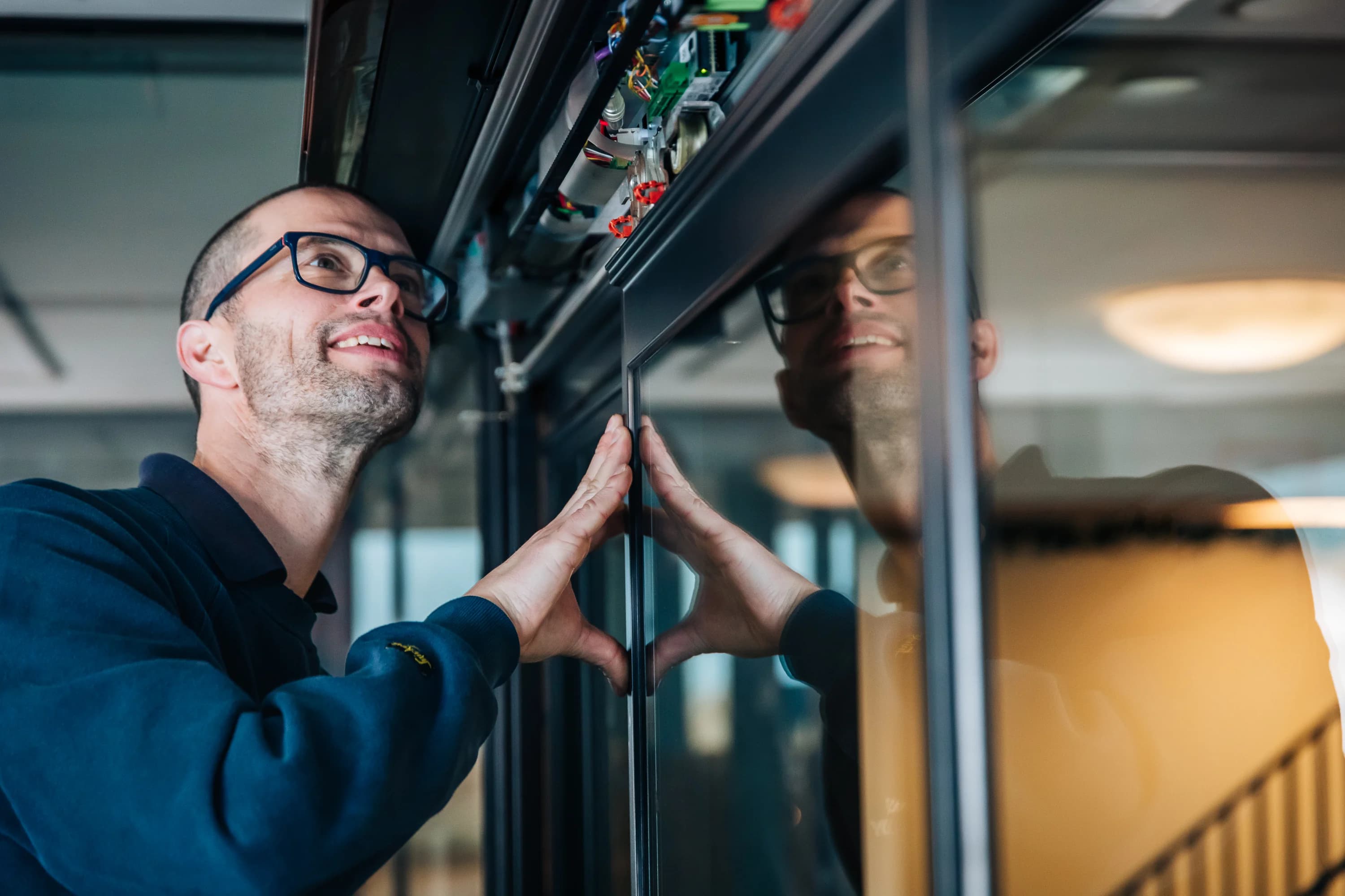 Zakelijk sfeerbeeld van een professional aan het werk, klaar voor gebruik in bedrijfscommunicatie.